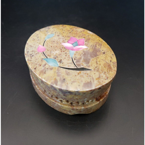 Vintage Hand Carved Soapstone Mother of Pearl Floral design Trinket Box - Picture 3 of 8